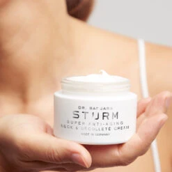 Dr. Barbara Sturm SUPER ANTI-AGING NECK & DÉCOLLETÉ CREAM 7 Dr. Barbara Sturm SUPER ANTI-AGING NECK & DÉCOLLETÉ CREAM -Omorovicza Shop dr barbara sturm super anti aging neck declotte cream alt2