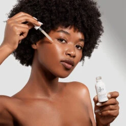 HYDRA-BRIGHT ALPHA ARBUTIN DROPS 8 HYDRA-BRIGHT ALPHA ARBUTIN DROPS -Omorovicza Shop glo skin Hydra Bright Alpha Arbutin Drops alt2