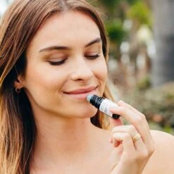 AVENTURINE KISS VITAMIN C + CoQ10 LIP SERUM 6 AVENTURINE KISS VITAMIN C + CoQ10 LIP SERUM -Omorovicza Shop odacite aventurine kiss lip serum alt1