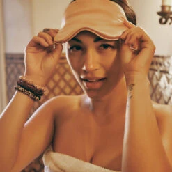 Slip SLEEP MASK 26 Slip SLEEP MASK -Omorovicza Shop slip silk eyemask lifestyle 2